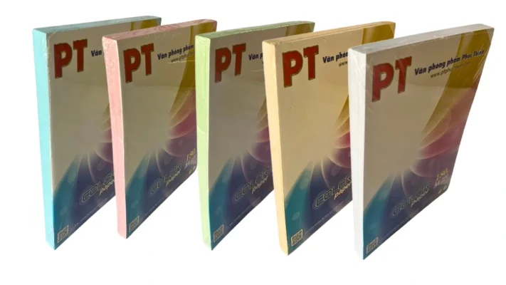 Các xấp giấy bìa màu A4 Thái Lan đủ màu sắc rực rỡ từ xanh, hồng, vàng đến lá được xếp gọn gàng, thể hiện sự đa dạng lựa chọn cho khách hàng.