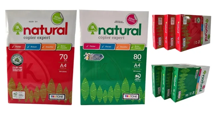 Nhân viên văn phòng đọc tài liệu in trên giấy IK Natural chống lóa mắt dưới ánh đèn neon mà không bị mỏi mắt.