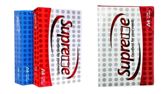 Ảnh chụp cận cảnh (Macro) so sánh bề mặt giấy Supreme có độ láng mịn cao hơn hẳn so với bề mặt thô ráp, sần sùi của loại giấy in thông thường bên cạnh.