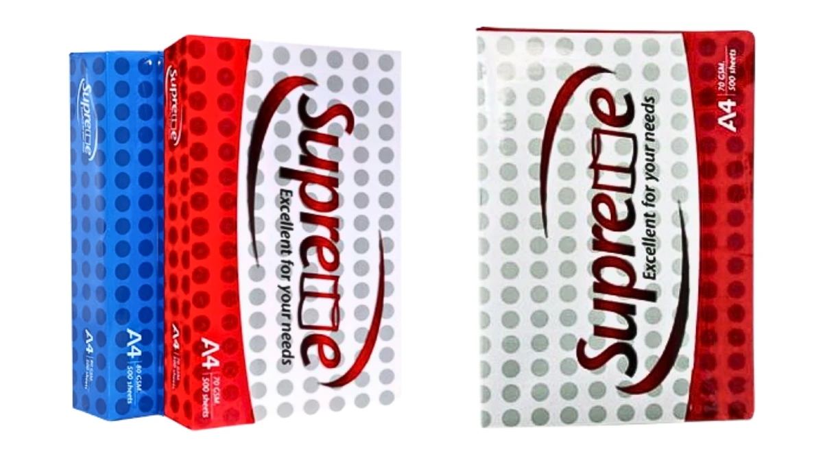 Ảnh chụp cận cảnh (Macro) so sánh bề mặt giấy Supreme có độ láng mịn cao hơn hẳn so với bề mặt thô ráp, sần sùi của loại giấy in thông thường bên cạnh.