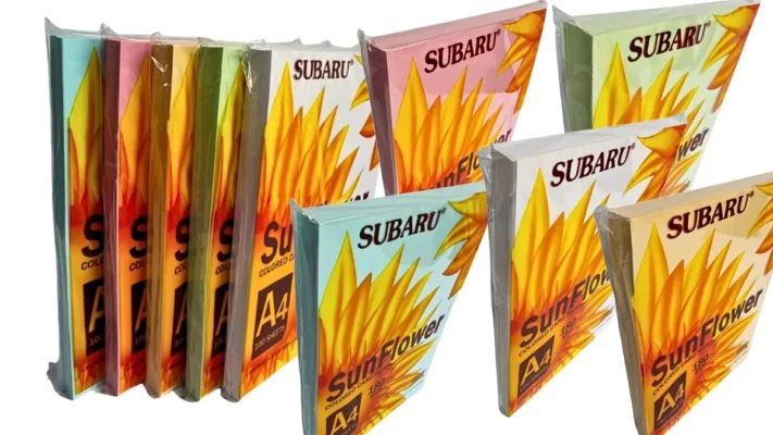 Hình ảnh trực quan đặt cạnh nhau để so sánh độ dày giấy bìa Sunflower 180gsm vượt trội hơn hẳn và cứng cáp hơn so với các loại giấy in văn phòng thông thường.