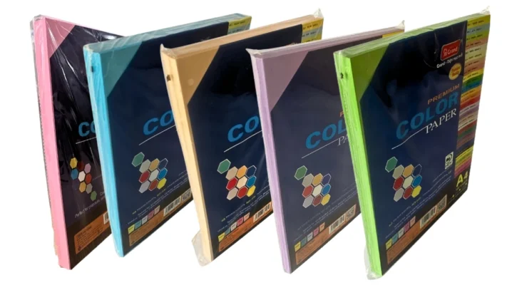 Cận cảnh mép giấy minh họa độ dày giấy bìa Thái 160gsm cứng cáp và dày dặn hơn nhiều so với giấy in văn phòng thông thường.