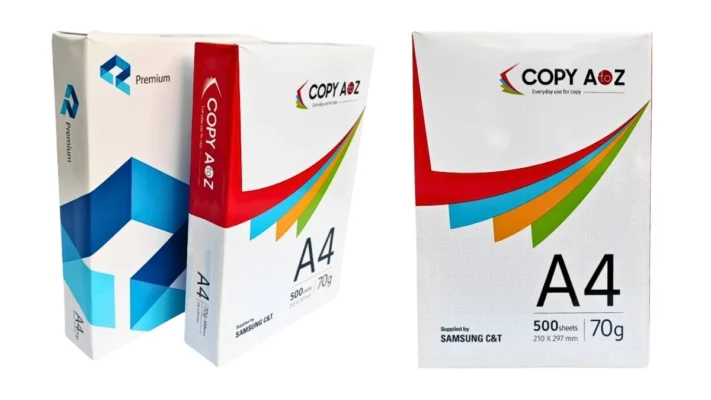 Hai bản in văn bản đặt cạnh nhau để so sánh chất lượng in giấy Samsung với giấy thường, cho thấy nét chữ trên giấy Samsung đậm và sắc nét hơn, không bị nhòe.