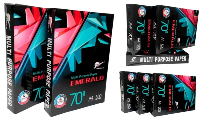Hai ram giấy đặt cạnh nhau để so sánh giấy Emerald và giấy thường, cho thấy giấy Emerald có tông màu trắng sáng tự nhiên hơn hẳn loại giấy in thông thường.