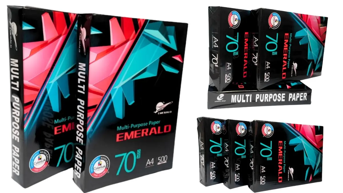 Hai ram giấy đặt cạnh nhau để so sánh giấy Emerald và giấy thường, cho thấy giấy Emerald có tông màu trắng sáng tự nhiên hơn hẳn loại giấy in thông thường.