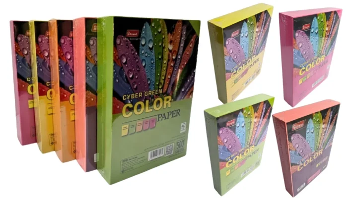 Hai xấp giấy A4 đặt cạnh nhau để so sánh giấy màu dạ quang và giấy trắng về độ tương phản và màu sắc thực tế khi dùng trong văn phòng.