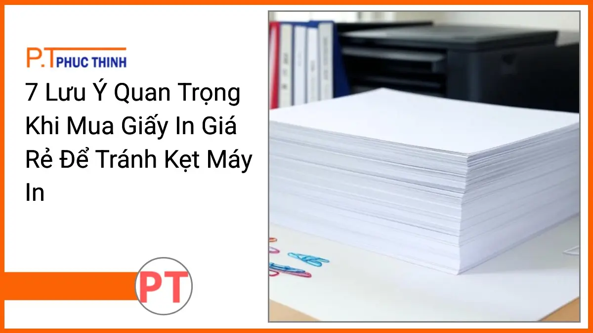 Chồng giấy in giá rẻ PT Phúc Thịnh trên bàn làm việc văn phòng hiện đại, tránh kẹt máy in hiệu quả