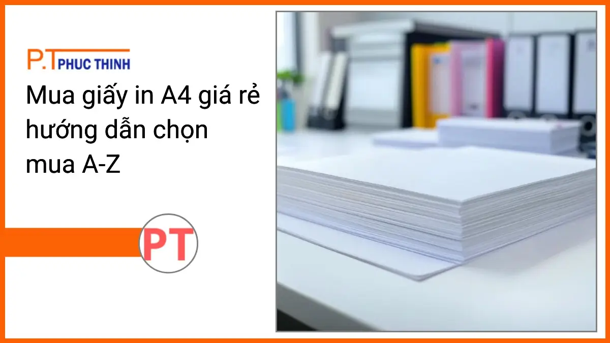 Chồng giấy in A4 trắng sáng PT Phúc Thịnh trên bàn làm việc hiện đại, văn phòng gọn gàng chuyên nghiệp.