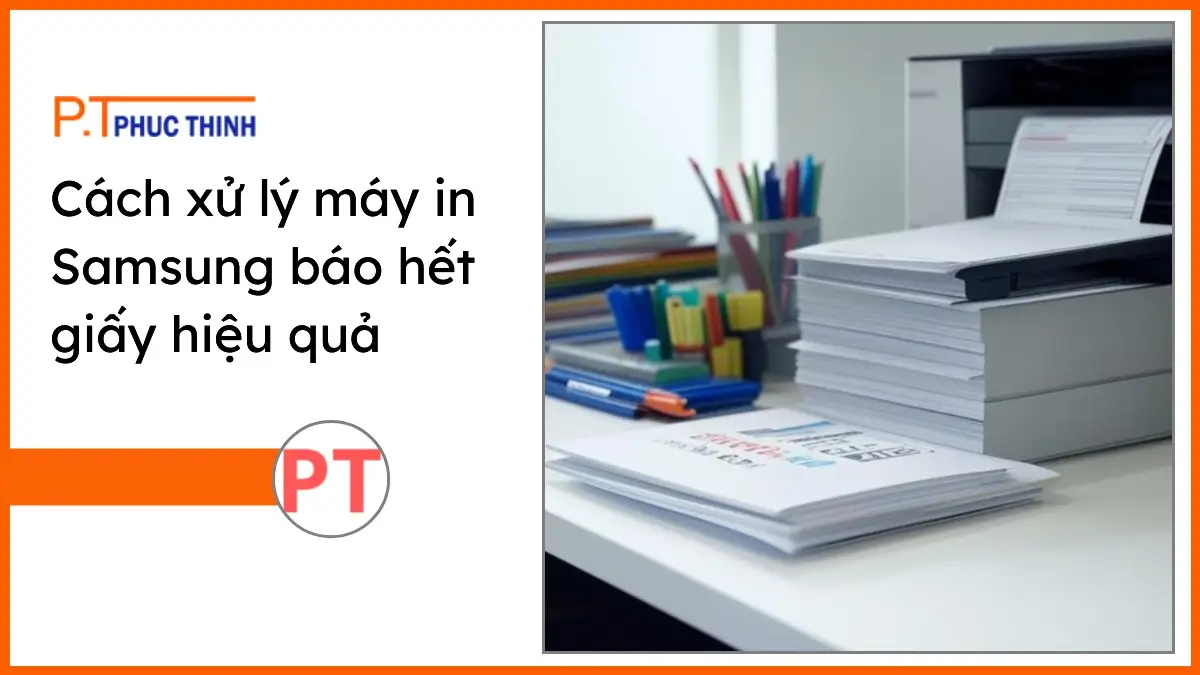 Chồng giấy in A4 và bộ văn phòng phẩm PT Phúc Thịnh trên bàn cùng máy in Samsung báo hết giấy dù còn.