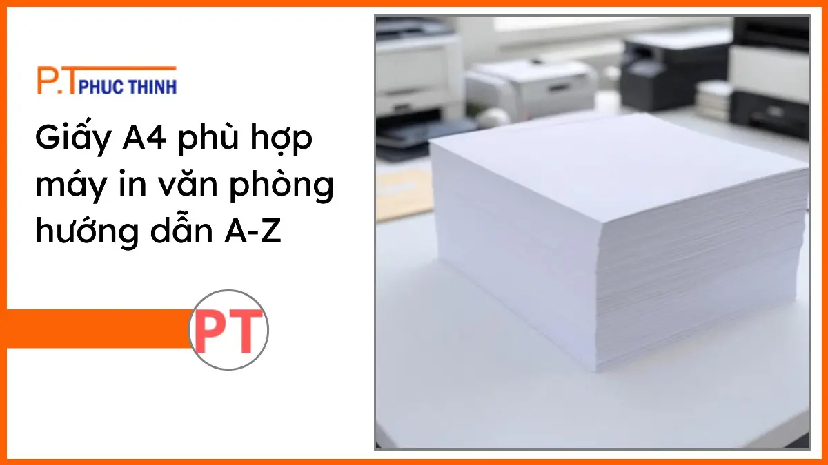 Chồng giấy A4 phù hợp với máy in văn phòng PT Phúc Thịnh trên bàn làm việc hiện đại, giấy trắng sáng, chất lượng cao.