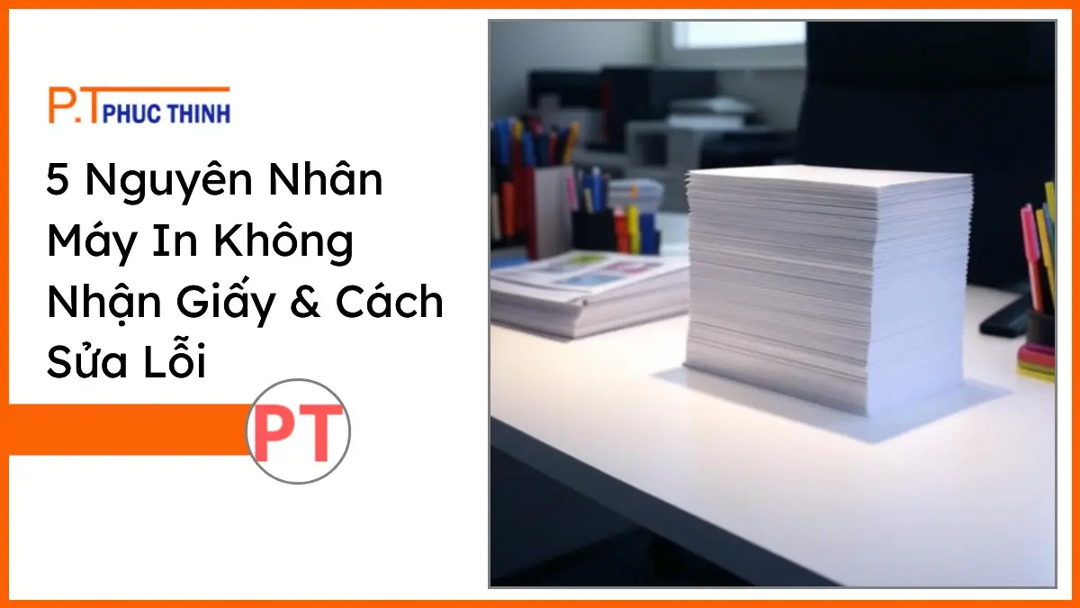 Chồng giấy in A4 trắng sáng và bộ văn phòng phẩm PT Phúc Thịnh trên bàn làm việc gọn gàng giải thích nguyên nhân máy in không nhận giấy