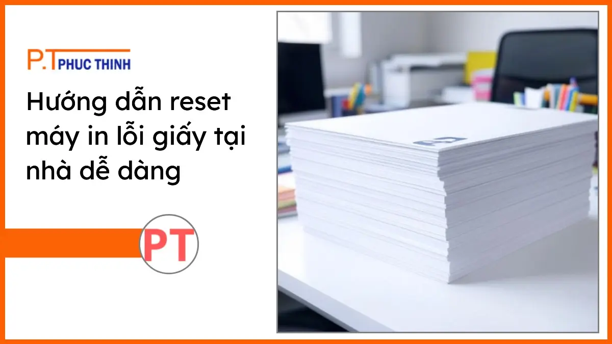 Bàn làm việc gọn gàng với chồng giấy in và bộ văn phòng phẩm PT Phúc Thịnh hỗ trợ reset máy in lỗi giấy tại nhà dễ dàng