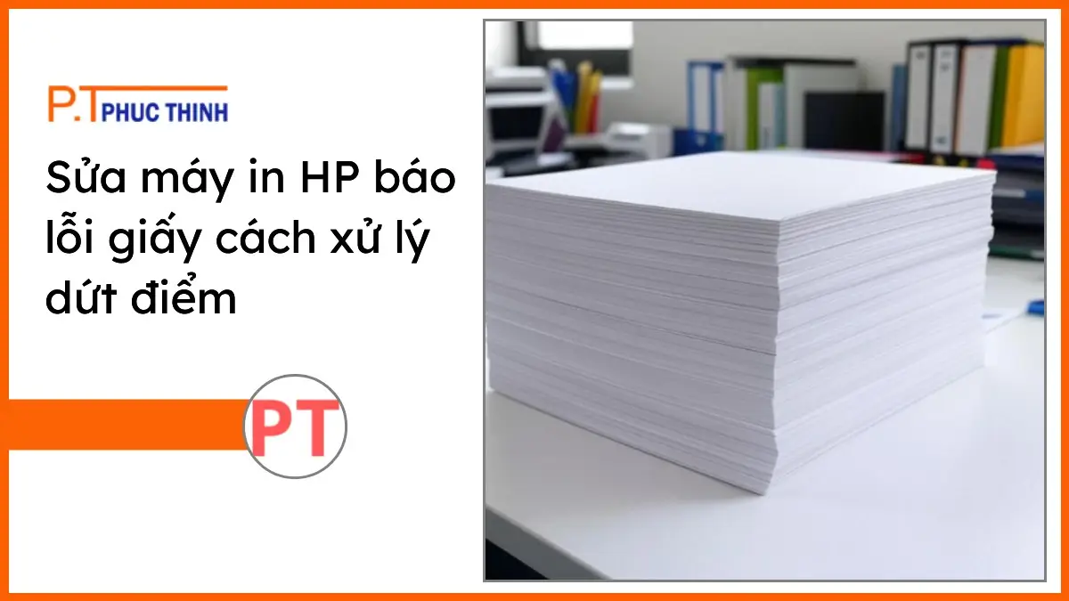 Chồng giấy in A4 và bộ văn phòng phẩm PT Phúc Thịnh trên bàn làm việc sạch sẽ giúp sửa máy in HP báo lỗi giấy.