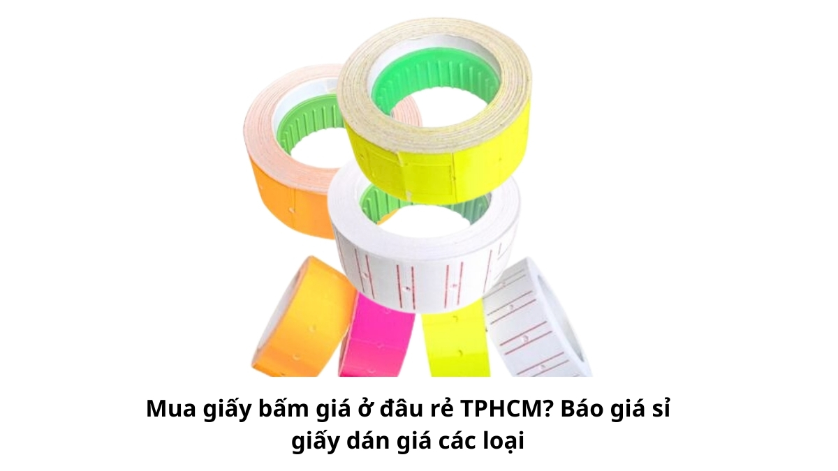 Các cuộn giấy dán giá với nhiều màu sắc khác nhau như xanh, vàng, trắng được xếp chồng lên nhau, sẵn sàng cung cấp sỉ cho thị trường TPHCM.