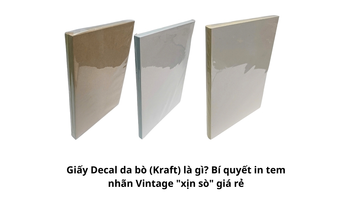 Cận cảnh bề mặt tờ giấy decal da bò Kraft với màu nâu vàng đặc trưng và kết cấu sợi giấy hơi thô, thể hiện rõ chất liệu tự nhiên mộc mạc dùng để in tem nhãn.