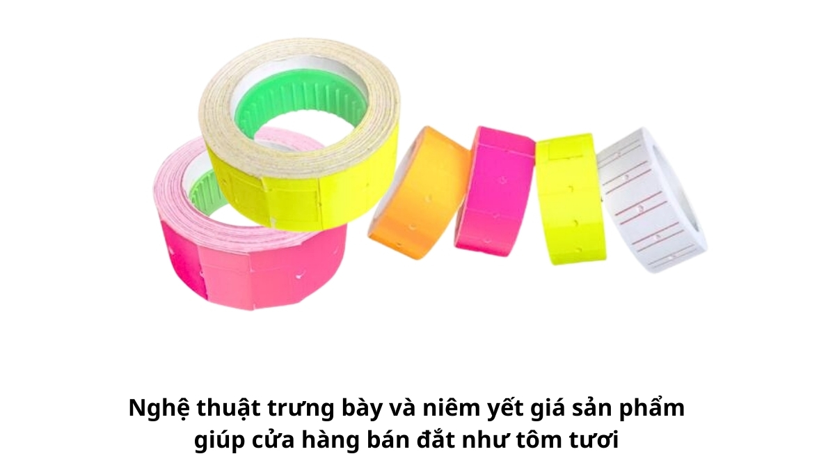 Một kệ hàng siêu thị được sắp xếp khoa học với các tem giá màu vàng nổi bật, minh họa cho nghệ thuật trưng bày và niêm yết giá sản phẩm giúp cửa hàng bán đắt như tôm tươi.