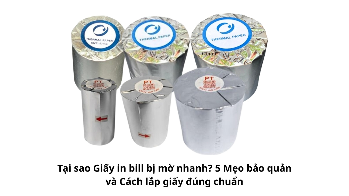 Nhân viên kỹ thuật đang thực hiện cách lắp giấy in bill vào máy in nhiệt đúng chiều, đảm bảo mặt cảm nhiệt tiếp xúc chính xác với đầu in.