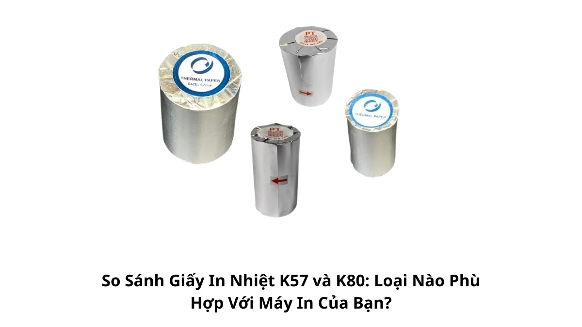 Hai cuộn giấy in nhiệt K57 và K80 đặt cạnh nhau trên mặt bàn để làm nổi bật sự khác biệt về chiều rộng khổ giấy.