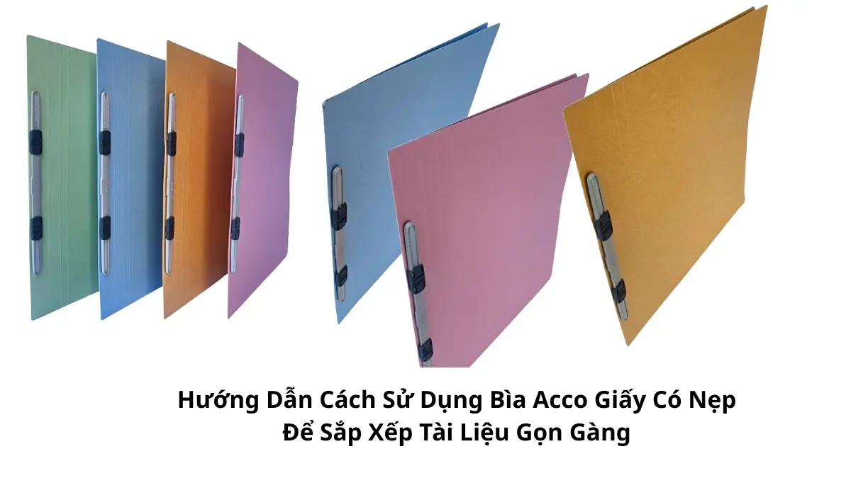 Cận cảnh thao tác luồn thanh nẹp nhựa vào bìa, bước quan trọng nhất trong hướng dẫn cách sử dụng bìa Acco giấy có nẹp để sắp xếp tài liệu gọn gàng và chắc chắn.