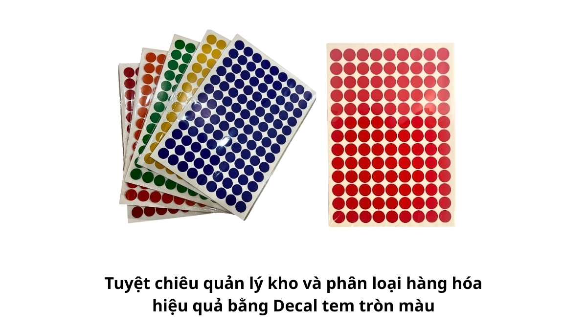 Một kho hàng ngăn nắp với các thùng carton được dán decal tem tròn nhiều màu sắc khác nhau để phân biệt chủng loại hàng hóa từ xa.