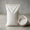 Bao muối hột 20 kg và hạt muối thô bên trong