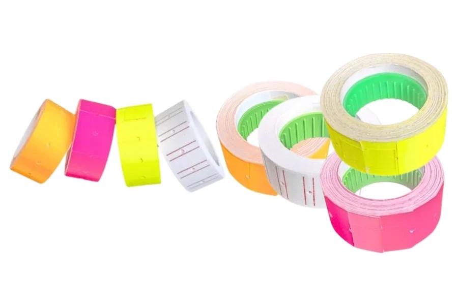 4 màu cuộn giấy dán giá tiền thông dụng gồm trắng, vàng neon, cam và hồng dùng cho máy bấm giá cầm tay