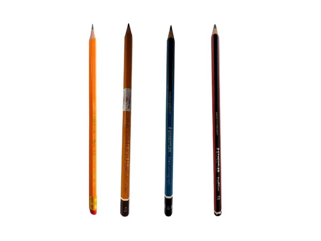 Bốn cây bút chì gỗ G-Star 2B, Koh-I-Noor 4B, Staedtler Mars Lumograph 4B và Staedtler tradition 6B đã chuốt nhọn