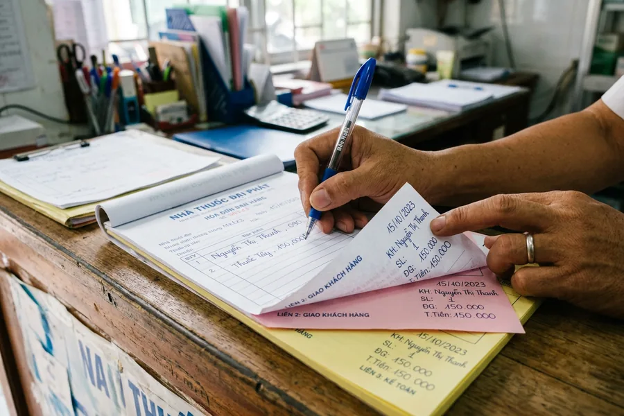 Viết lên liên trắng, chữ hiện sang liên hồng và liên vàng bên dưới