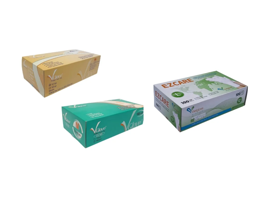Các hộp găng tay y tế Vglove có bột, không bột và hộp găng tay Ezcare chính hãng xếp ngăn nắp trên nền trắng