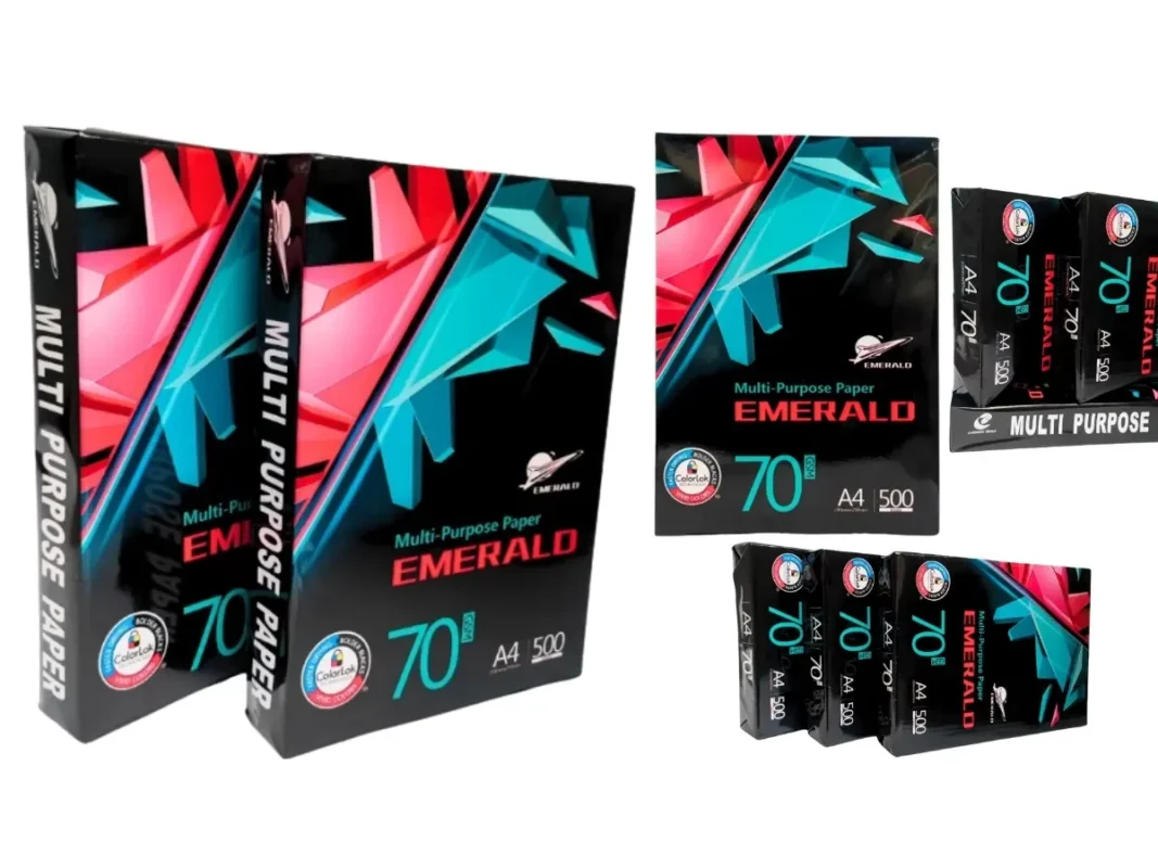 Các ram giấy photocopy Emerald A4 định lượng 70gsm đóng gói 500 tờ mỗi ram trên nền trắng sạch sẽ