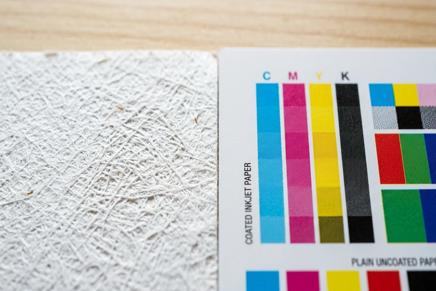 So sánh bề mặt phóng to giữa giấy plain paper không tráng phủ và giấy inkjet paper có lớp phủ vi xốp