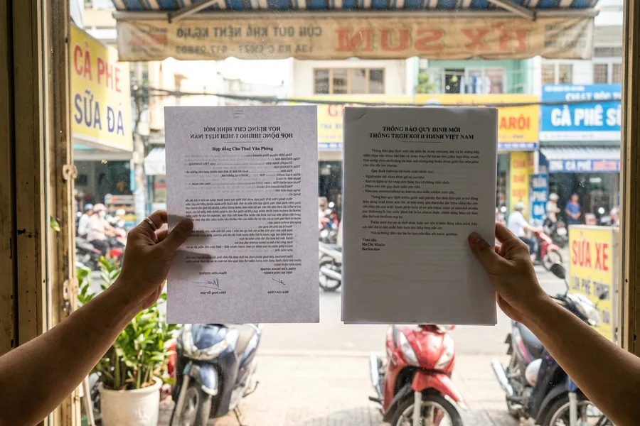 Soi hai tờ giấy lên ánh sáng: tờ mỏng thấu chữ mặt sau nhiều hơn tờ dày